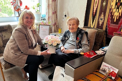 Цветы, подарки, слова благодарности: «Единая Россия» поздравляет ветеранов Великой Отечественной войны в регионе